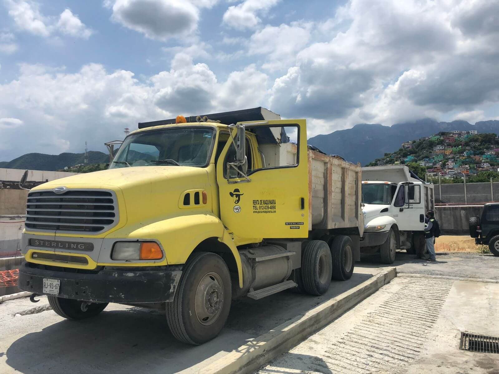 Con camión de volteo